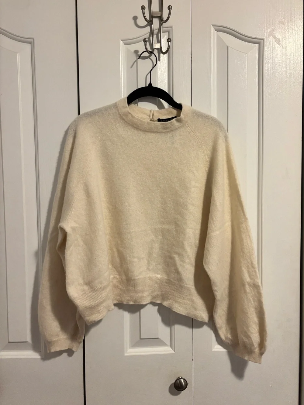 100% cashmere sweater in white/cream color, size XL